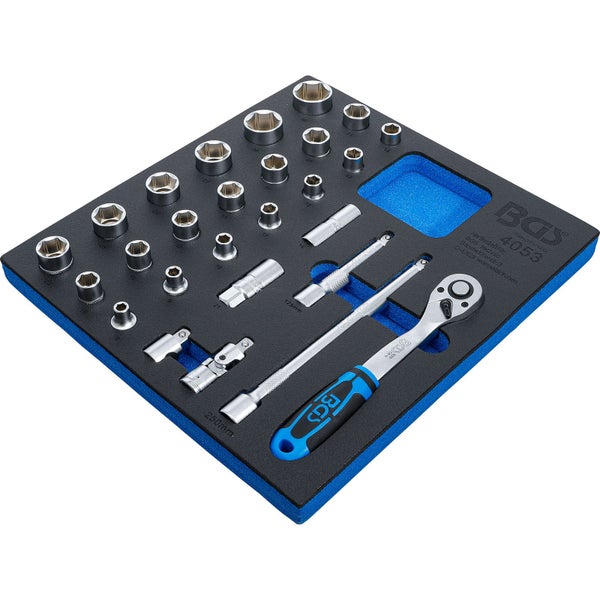 Steckschlüsselsatz mit Ratsche, Verlängerungen und Nüssen in Werkzeugeinlage