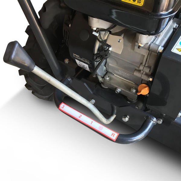 Detailansicht einer Motorhacke mit Gangschaltung.