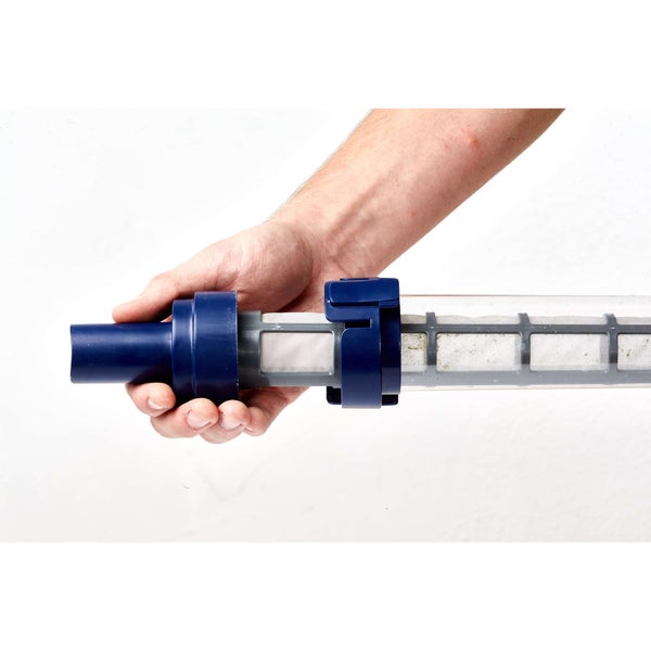 Hand hält einen Poolfilter-Einsatz mit blauem Kunststoffgehäuse und grauem Filtersieb.