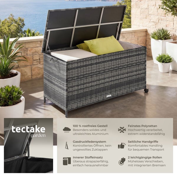 Hell gestaltete Terrasse mit grauer Polyrattan-Gartenbox, Gasdruckfeder, Textilauskleidung und Rollen für den Transport. tectake garden Logo.