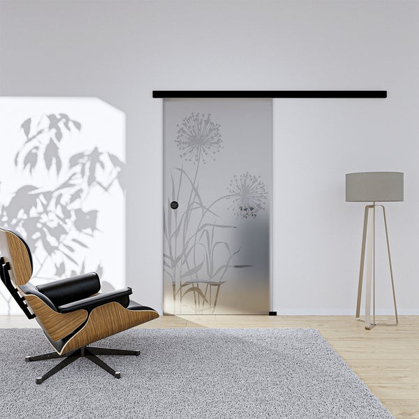 Innenraum mit Glasschiebetür mit Pflanzenmotiv