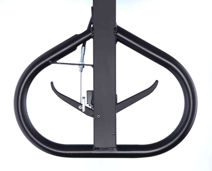 Bediengriff eines Holzspalters aus schwarzem Metall mit zwei Hebeln und einem Seilzugmechanismus.