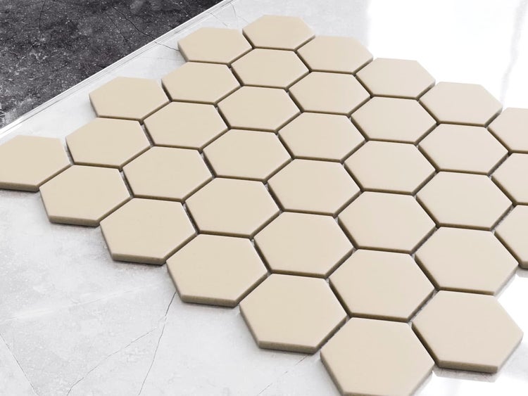 Sechseckige Mosaikfliesen aus Feinsteinzeug mit matter Oberfläche.