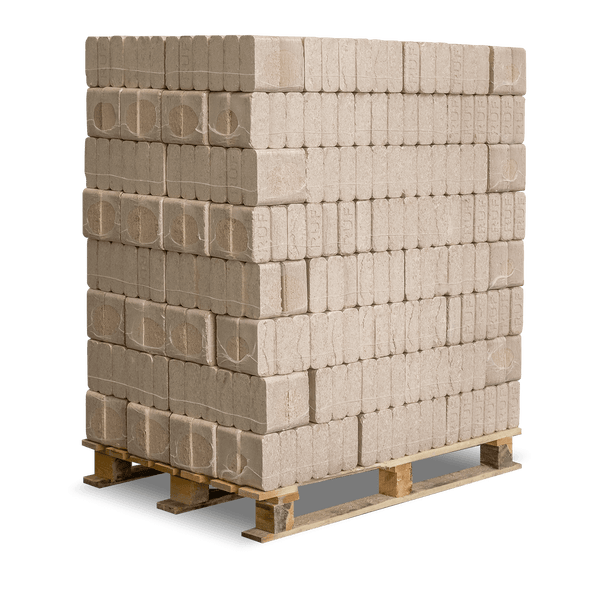Holzbriketts im RUF-Format auf einer Holzpalette, ordentlich gestapelt und in Folie verpackt.
