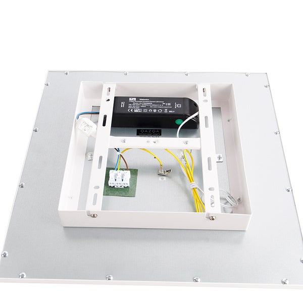 Innenansicht einer quadratischen Deckenleuchte mit elektrischen Komponenten