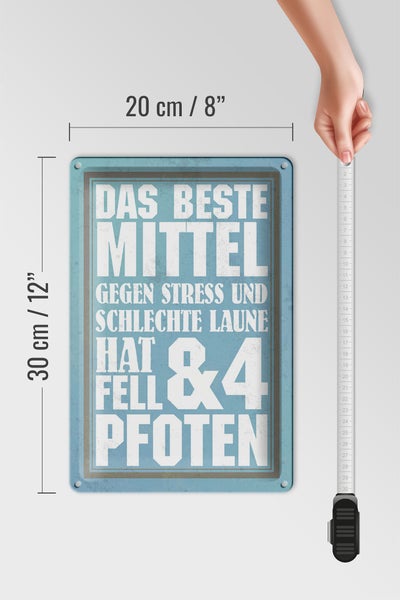 Dekoratives Blechschild mit dem Spruch Das beste Mittel gegen Stress und schlechte Laune hat Fell und vier Pfoten