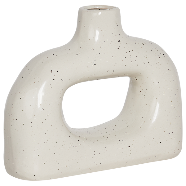 Moderne Keramikvase in abstrakter Form mit einer runden Öffnung in der Mitte und einer gesprenkelten Oberfläche.