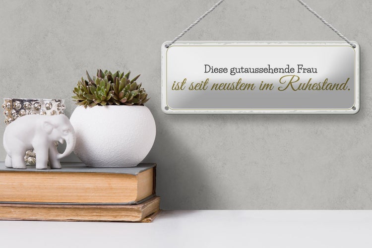 Blechschild Spruch 27x10 cm gutaussehende Frau ist im Ruhestand Dekoration