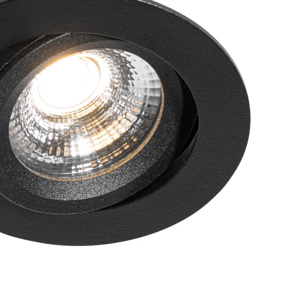 Schwenkbarer Einbaustrahler in Schwarz mit LED-Leuchtmittel und strukturierter Oberfläche.