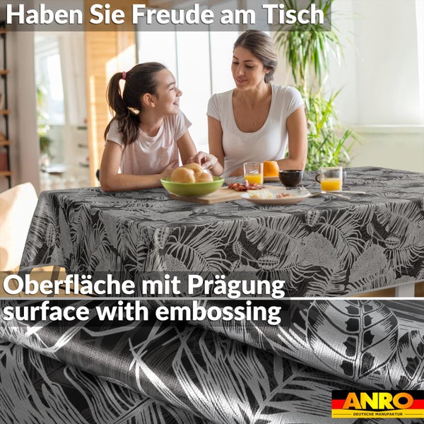 Abwaschbare Tischdecke mit geprägtem Blattmuster auf einem Tisch mit Mutter und Tochter, Detailansicht der Prägung, ANRO Logo.