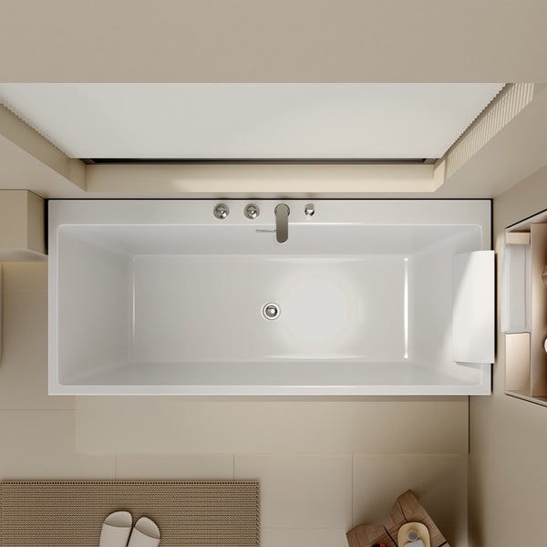 Vierloch-Wannenrandarmatur aus verchromtem Metall mit Wanneneinlauf, Handbrause und zwei Bediengriffen auf einer Badewanne.