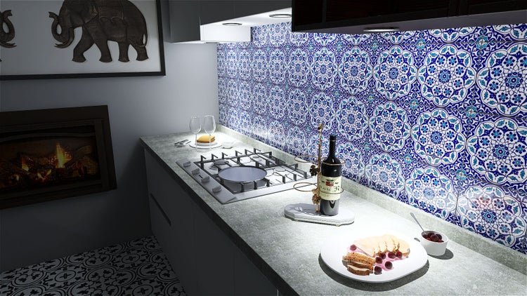 Küchenszene mit Arbeitsplatte, Herd, blauen gemusterten Fliesen und Dekoration