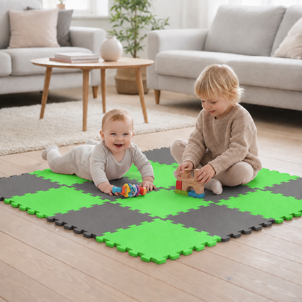 Zwei Kinder spielen auf einer Steck-Spielmatte mit ineinandergreifenden Puzzleteilen im Wohnzimmer auf einem Holzboden.