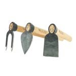 Set von drei Handgartenwerkzeugen mit Holzstielen für die Gartenarbeit