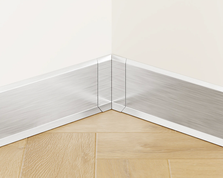 Sockelleiste aus gebürstetem Aluminium an einer Wand