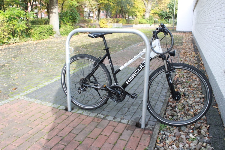Fahrrad der Marke Hercules an einem Fahrradständer