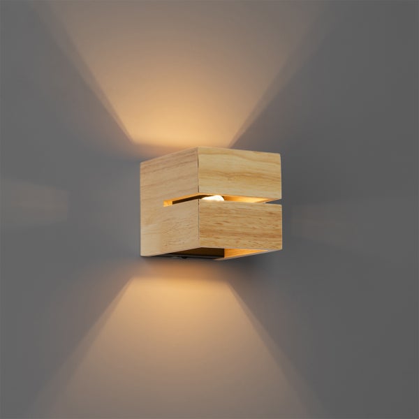 Moderne Wandleuchte aus Holz mit indirektem Lichtkegel nach oben und unten