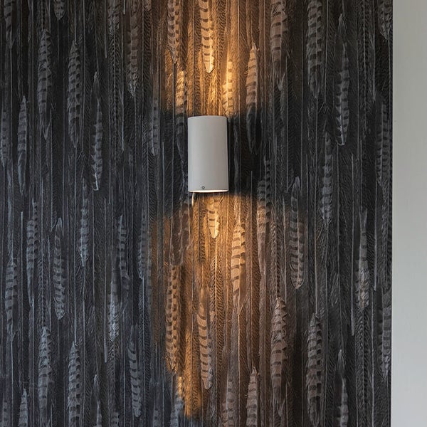 Wandleuchte an einer Wand mit Federdesign
