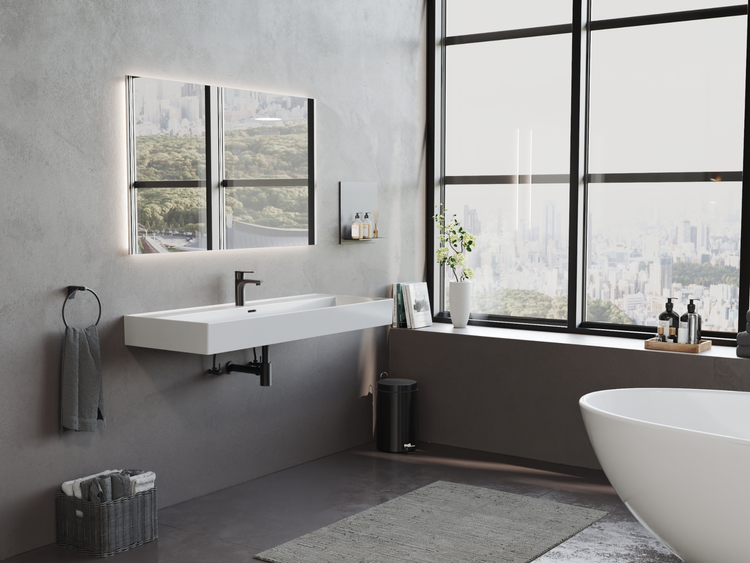 Modernes Badezimmer mit weißem Wand-Waschtisch, schwarzer Armatur, beleuchtetem Spiegel, freistehender Badewanne und industrieller grauer Wand.