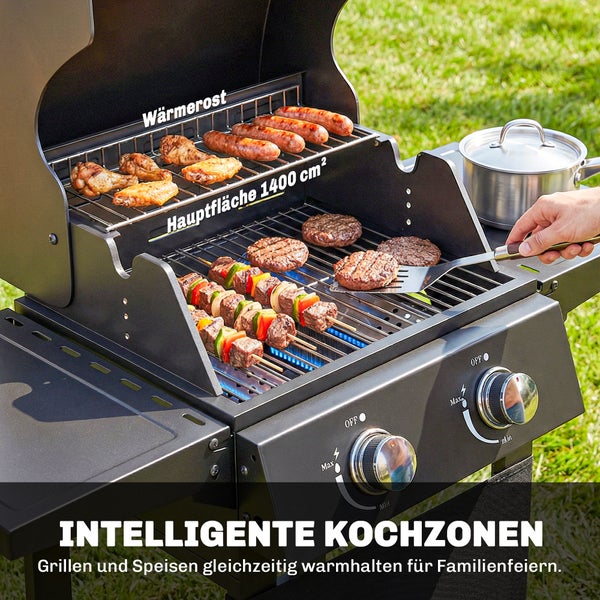 Gasgrill mit mehreren Kochzonen, 1400 Quadratzentimeter Grillfläche und einem Wärmerost für Fleisch und Beilagen im Garten.