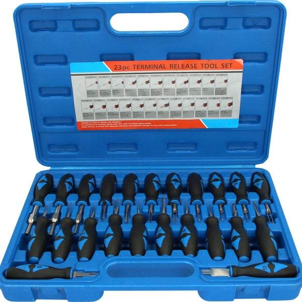 Detailaufnahme eines Ölfilters, der mit einem Schraubenschlüssel an einem Motor befestigt ist.