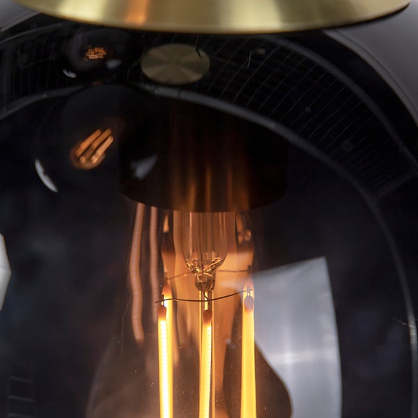 Nahaufnahme einer Lampe mit klarem Glas und sichtbarem Leuchtfaden