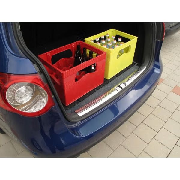 Rutschfeste Kofferraummatte mit Getränkekisten im geöffneten Kofferraum eines Autos.