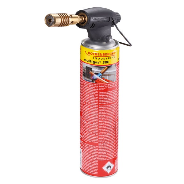 Löten von Kupferrohren mit einer Lötlampe und einer Rohrzange