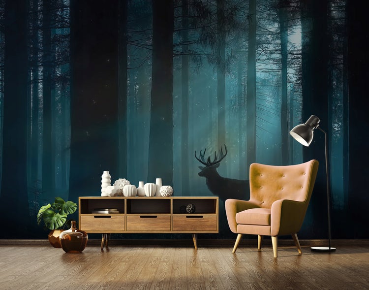 Wohnzimmer mit Kommode, Sessel und Waldtapete mit Hirschmotiv