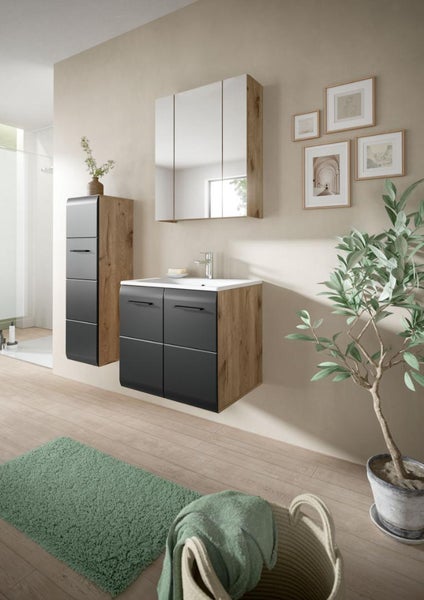 Modernes Badezimmer-Set mit Waschtischunterschrank, Spiegelschrank und Hochschrank in Holzoptik und Anthrazit in einem hellen, organisierten Raum.