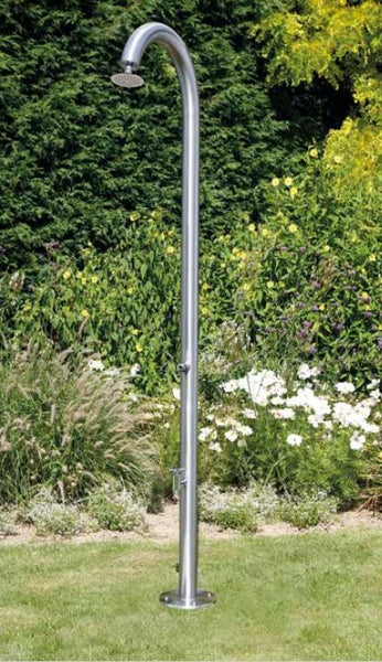 Gartenbrause aus Edelstahl mit gebogenem Standrohr und rundem Duschkopf auf einer Rasenfläche in einem bepflanzten Garten.