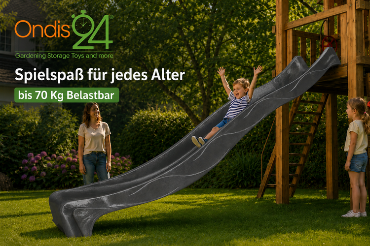 Dunkelgraue Wellenrutsche an einem hölzernen Spielturm im Garten mit einem rutschenden Kind, belastbar bis zu 70 Kilogramm.