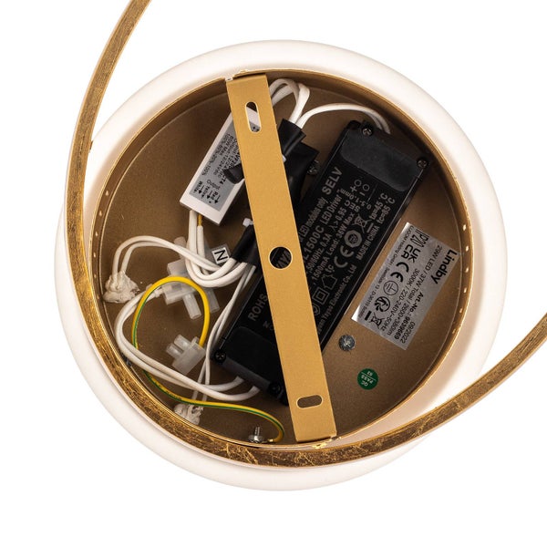 Moderne LED-Deckenleuchte in Ringform mit goldfarbenem Finish und weißem Diffusor, an der Decke montiert.