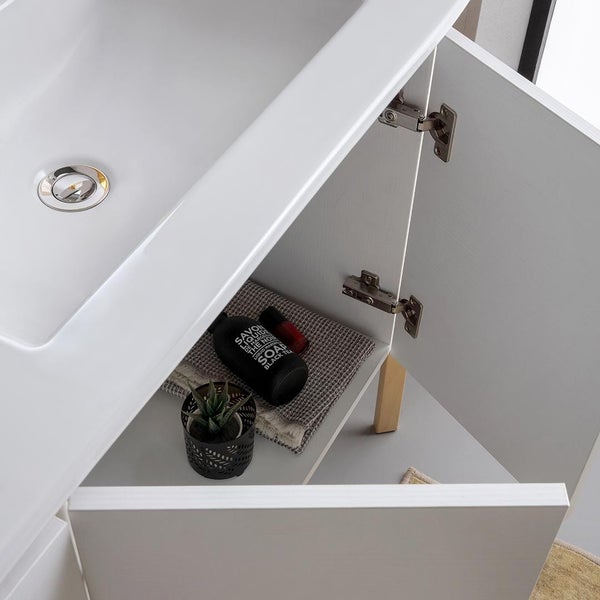 Waschbeckenunterschrank mit geöffneter Tür und Badutensilien