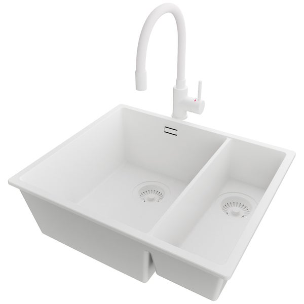 Weiße Küchenspüle mit zwei Becken und Armatur