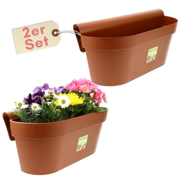 Zweiteiliges Set aus hängenden Balkonkästen aus Kunststoff, ein Kasten ist mit Blumen bepflanzt.