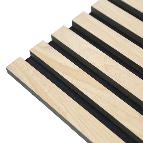 Akustikpaneel mit Holzlamellen auf Filzträger für die Wandverkleidung.