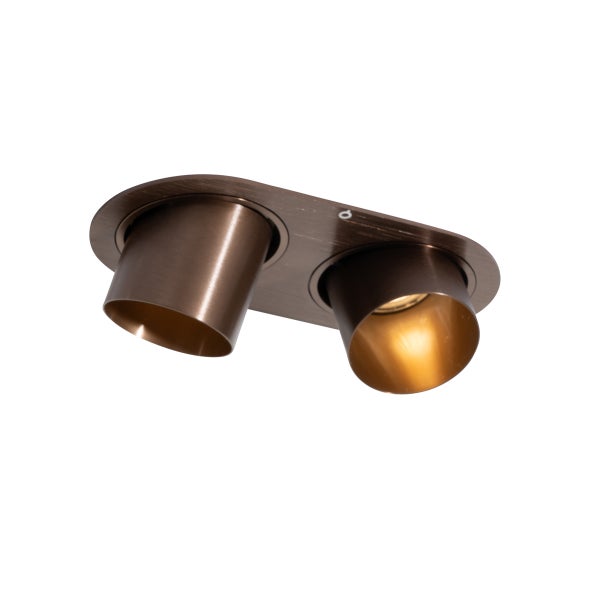 Zweiflammiger Deckenstrahler aus Metall in Bronze-Optik mit zwei zylindrischen Schirmen auf einer ovalen Halterung.