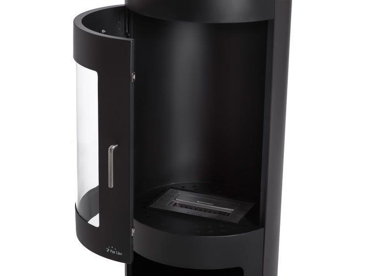 Detailansicht eines Ethanol-Kamins mit Stahlgehäuse und Glaseinsatz