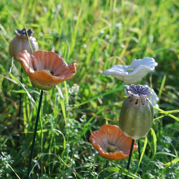 Dekorative Gartenstecker mit Mohnblumenmotiven aus Keramik im Gras