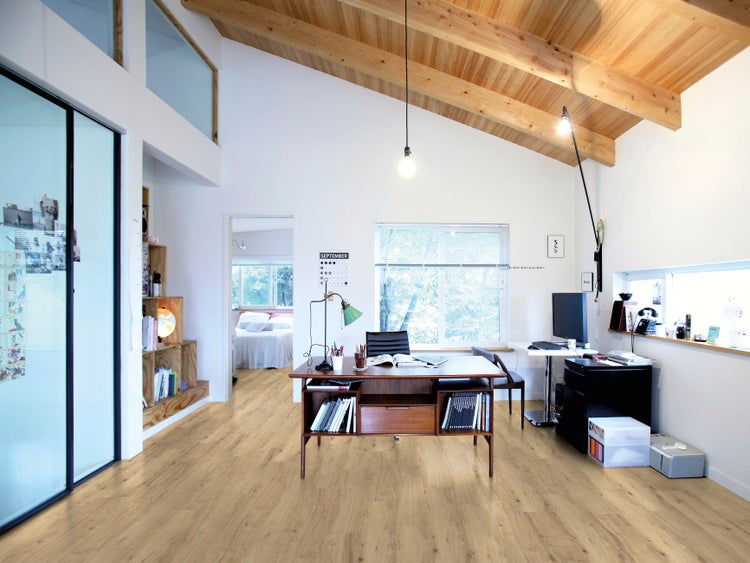 Helles Laminat in Holzoptik in einem modernen Arbeitszimmer mit sichtbarer Holzdecke und großem Schreibtisch.