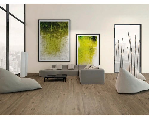 Wohnzimmer mit Sofa, Sitzsäcken, Bildern und Bodenleuchten auf Holzboden