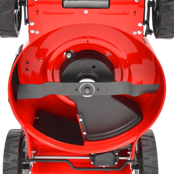 Ansicht von unten eines Rasenmähers mit Messer