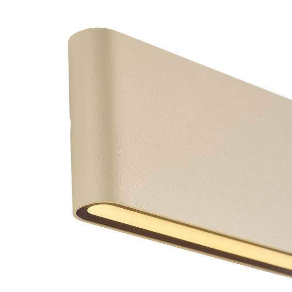 Moderne Wandleuchte aus Metall in Sandbeige mit LED Lichtaustritt nach unten.