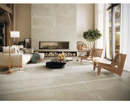 Wohnzimmer mit Fliesenboden, Sofa, Sesseln und Kamin