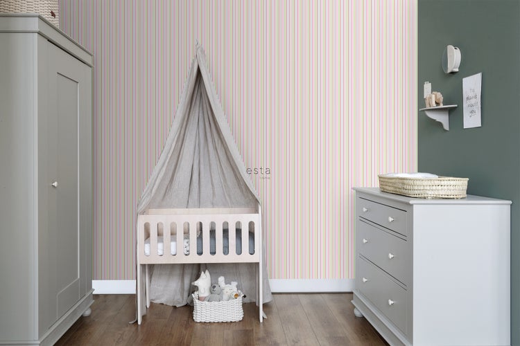 Kinderzimmer mit Kinderbett, Wickelkommode, Kleiderschrank und gestreifter Tapete