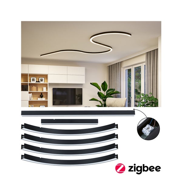 Modernes Wohnzimmer mit geschwungener LED Deckenleuchte, TV Wand, Sofa und Sessel in einem hellen und stilvollen Wohnbereich.
