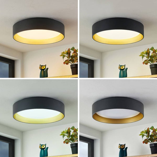Runde LED Deckenleuchte in Schwarz und Gold, die vier verschiedene Farbtemperaturen von warmweiß bis kaltweiß in einer Raumsituation zeigt.