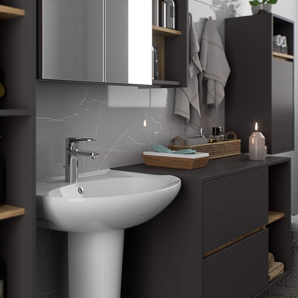 Modernes Badezimmer mit Waschbecken, Spiegel und Stauraummöbeln in Grau