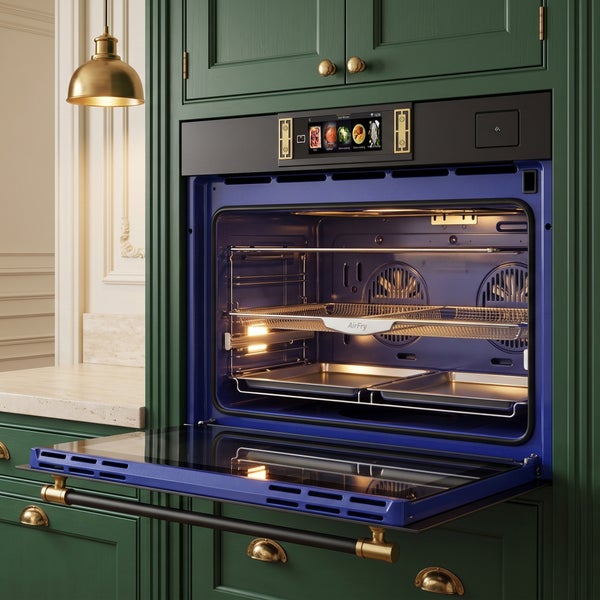 Einbau-Backofen mit Airfry-Funktion und digitalem Display in eine dunkelgrüne Küchenzeile integriert, Backofentür geöffnet.